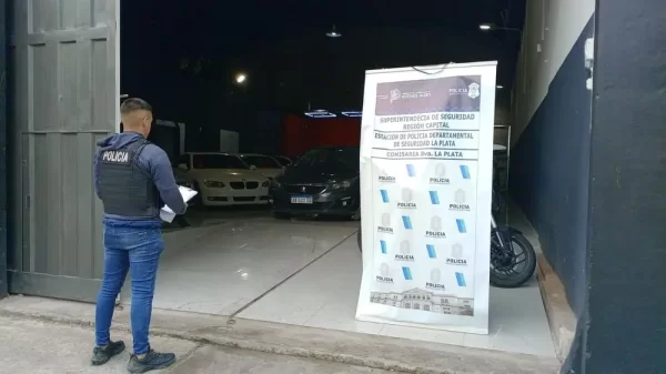 Tras un amplio operativo clausuraron seis talleres y secuestraron un auto robado en La Plata