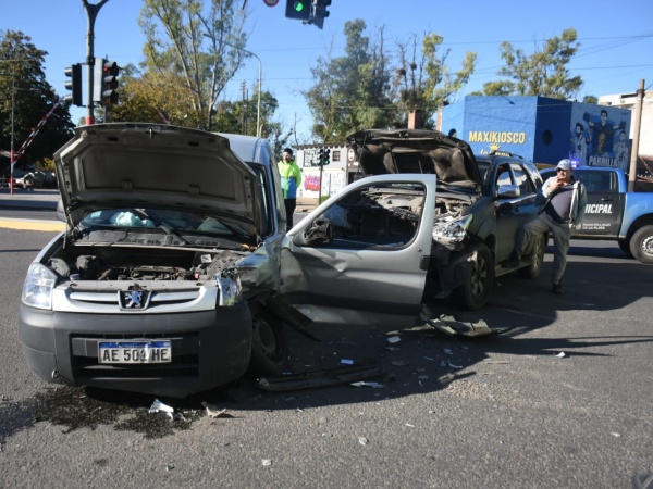 Terrible choque en 1 y 44: pasó en rojo, embistió a una camioneta y dejó a dos personas heridas