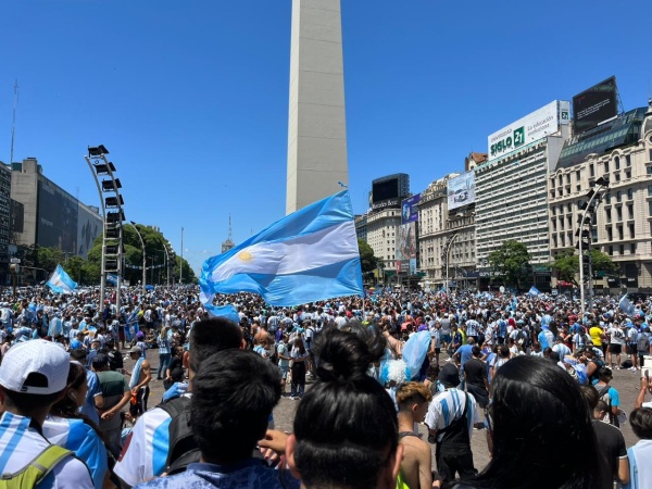 Una multitud de hinchas se concentró en el Obelisco para vivir la alegría de un país