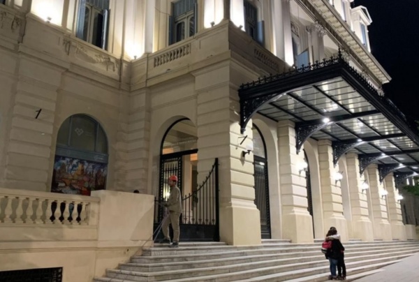 Docentes de la Escuela Municipal de Arte de La Plata denuncian las "políticas de precarización laboral" promovidas por Garro