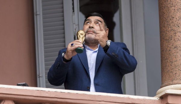 Se presentó un proyecto de ley que busca que Maradona aparezca en billetes y sellos postales