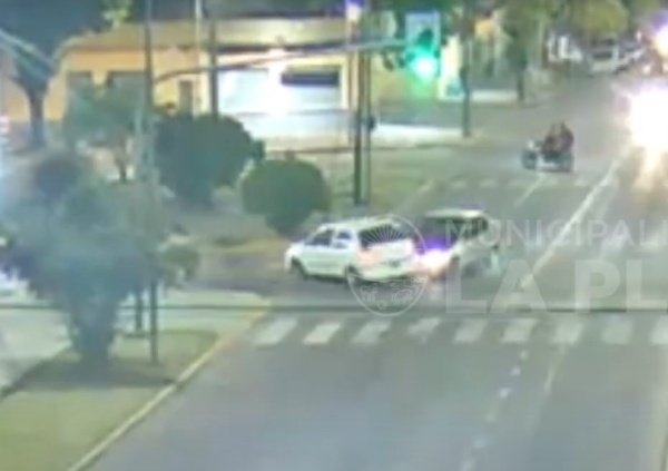 Dobló indebidamente y fue embestido por otro auto en diagonal 73 entre boulevard 82 y calle 33