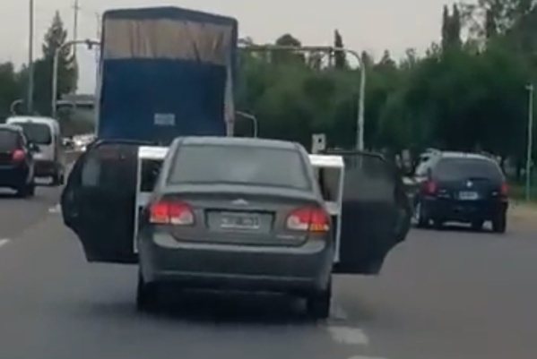 "Acá no nos independizamos porque no queremos": el video del auto que viajó con las puertas abiertas para llevar un mueble