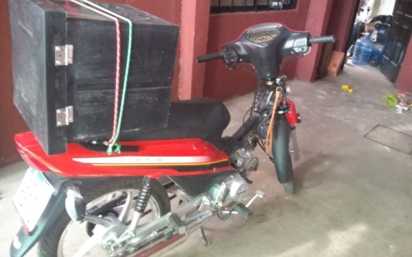 Le robaron la moto a un repartidor platense y ahora ofrece recompensa para recuperarla