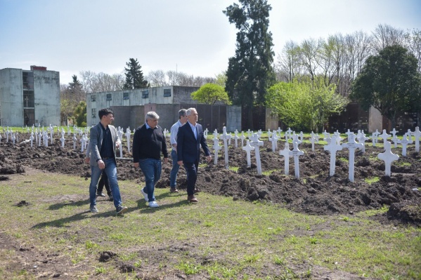 Inhumaron más de 300 ataúdes abandonados en el Cementerio de La Plata y Alak lo supervisó: "Reparamos una situación indigna"