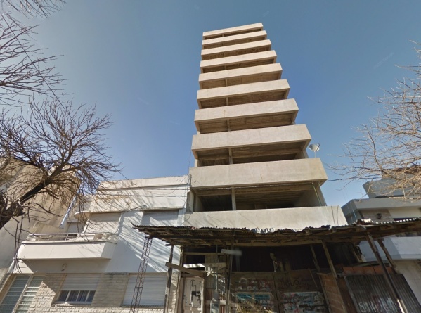 Un empresario irá a juicio oral por estafa en La Plata: "Siguen vendiendo departamentos de edificios que están parados"