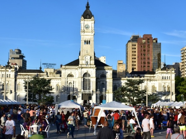 El domingo se presenta la Expo Voluntariado en Plaza Moreno con shows en vivo y stands gastronómicos