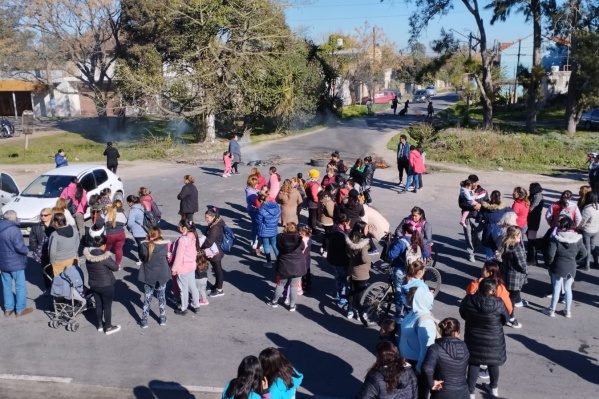 Corte y protesta de vecinos de La Plata en la Ruta 11 y 609 luego del trágico accidente: piden iluminación y semáforos