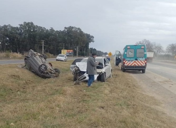 Un fuerte accidente y vuelco en la Ruta 2 terminó con heridos y el tránsito cortado