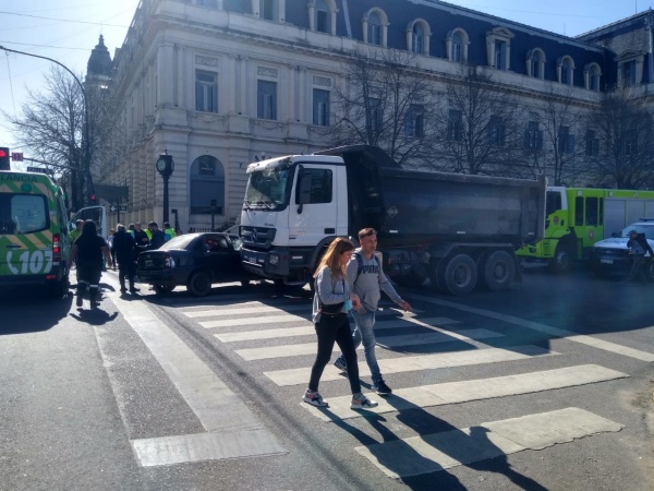 Lunes de accidentes en el centro de La Plata: Un cami&oacute;n enbisti&oacute; a un auto