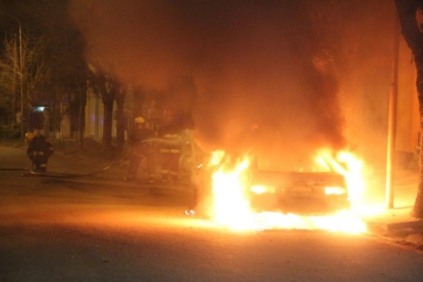 La banda de los quemacoches prendió fuego dos autos en La Plata y los vecinos piden mayor patrullaje: "Es preocupante"