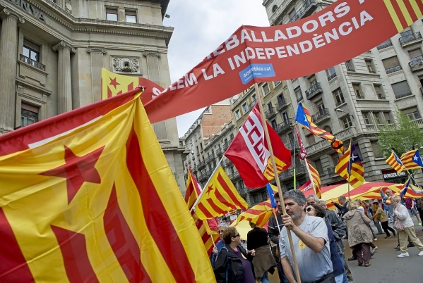 Catalanes queman banderas españolas en protestas por la visita del Rey