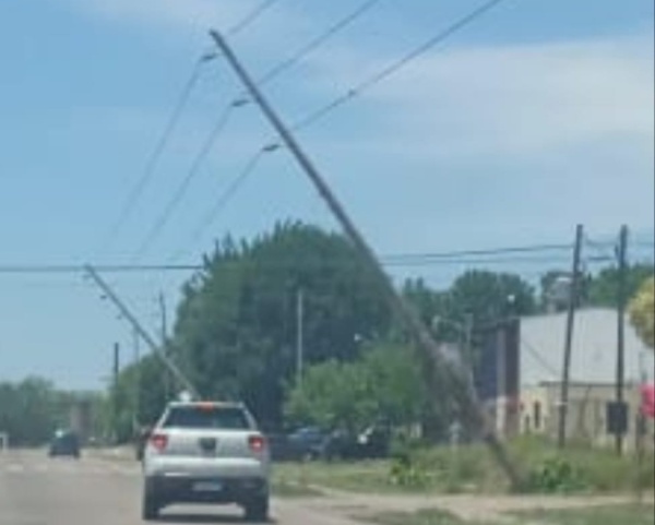 Vecinos de 13 entre 607 y 608 reclaman por un poste a punto de caerse