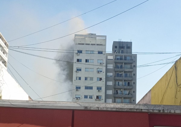 Un incendio en un edificio de La Plata provocó pánico y tensión entre los vecinos