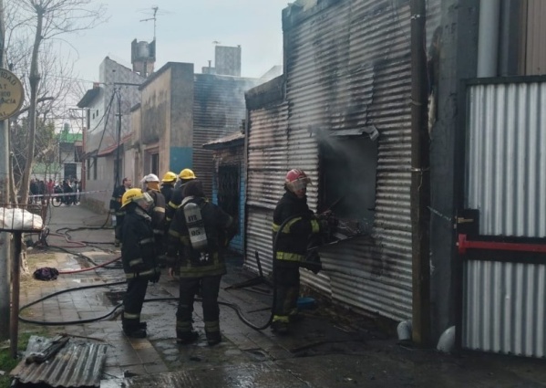 Increíble incendio en pleno centro de Berisso necesitó el trabajo de tres dotaciones de bomberos: fallecieron tres menores