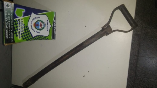 Un adolescente de 16 años de Berisso le pegó un palazo a su madre y se resistió a la policía