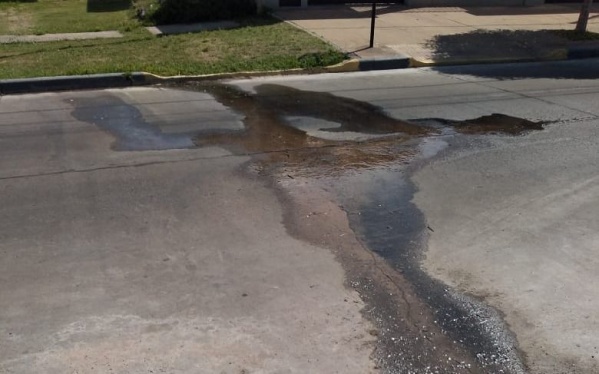 Vecinos de Los Hornos denuncian que hace un mes y medio tienen una pérdida de agua en 136 entre 58 y 59
