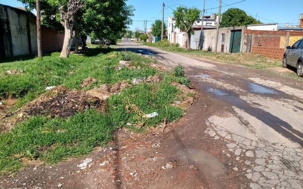 La acumulación de basura y el asfalto destrozado generan malestar en los vecinos de 529 y 141 bis: “Nadie da respuestas”