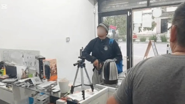 Intento de robo en Las Plata que quedó filmado: El dueño del local enfrentó al delincuente y evitó el asalto