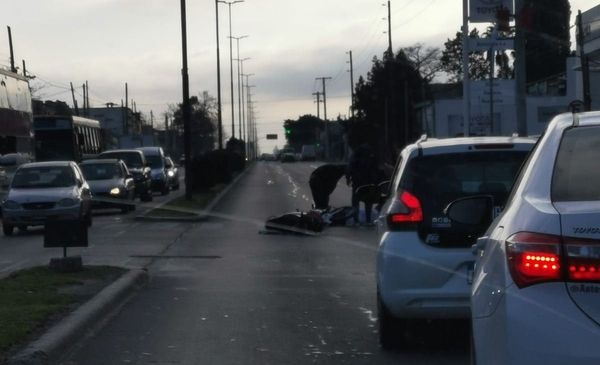 Tras un accidente entre un auto y una moto, una mujer terminó herida en La Plata