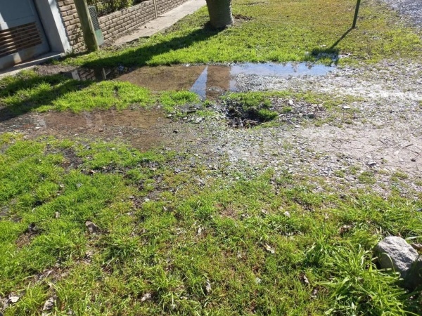 Vecinos se quejan por la rotura de un caño que generó una "laguna" en plena vereda