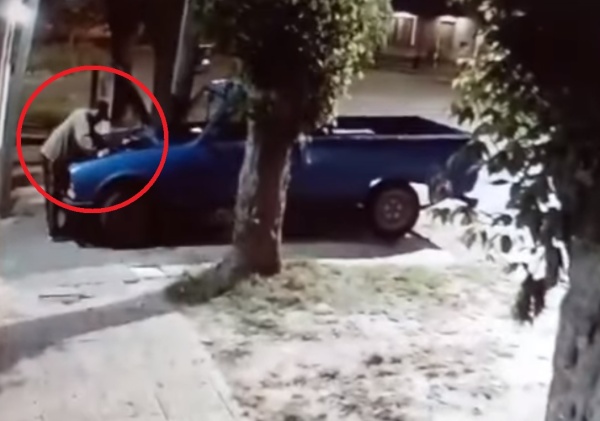 Con total tranquilidad, así robaba un ladrón en Los Hornos esta madrugada: quedó filmado