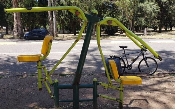 Denuncian el deterioro de los artefactos de ejercicio en el Bosque