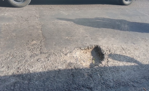 Vecinos advirtieron por un bache cerca en la zona de plaza Yrigoyen