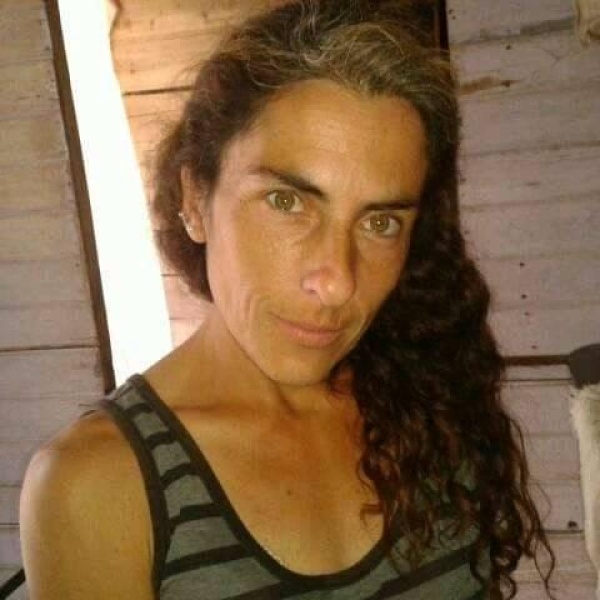 Sus padres la abandonaron en La Plata y los busca: "Me tiraron a un tacho de basura"