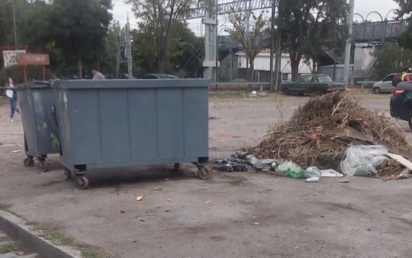 En Tolosa denuncian que los contenedores rebalsan de basura