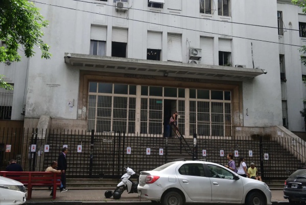 Una mujer denuncia irregularidades en una causa familiar y cuestiona a la justicia por detención preventiva de su esposo