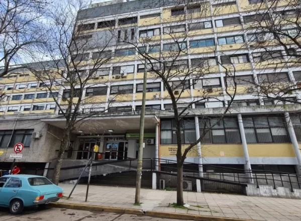 Un hombre cayó desde el quinto piso del Hospital Rossi y está en estado crítico