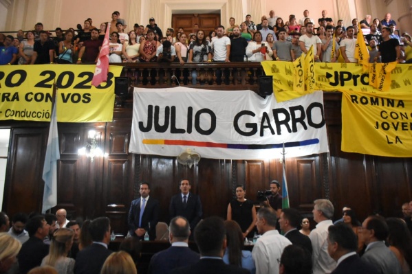 Banderas, carteles y mucho clima electoral: así se vivió en imágenes la apertura de Garro