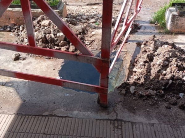 Vecinos de Los Hornos reclaman perdida de agua por un pozo en calle 60 entre 146 y 147