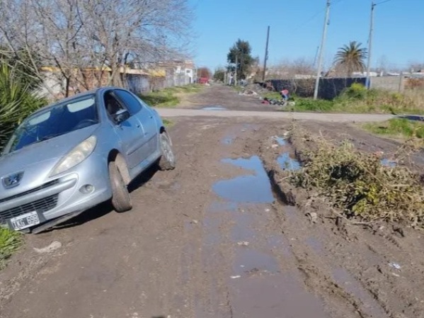 “No entra ni una ambulancia”: Reclaman por el abandono de la calle 167 y 52 en Los Hornos