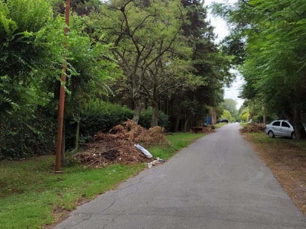 Vecinos de Villa Elisa denuncian la acumulación de residuos y falta de alumbrado público en las calles
