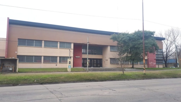 Robaron en una escuela de Tolosa: se llevaron hasta los caños de los baños y se inundó todo el establecimiento