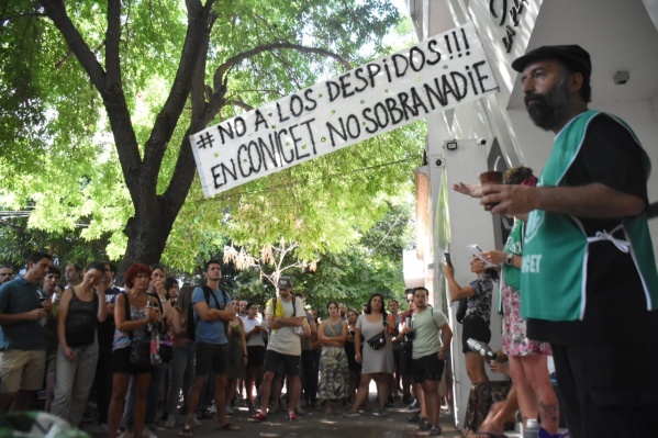 Trabajadores del CONICET La Plata protestaron contra los despidos