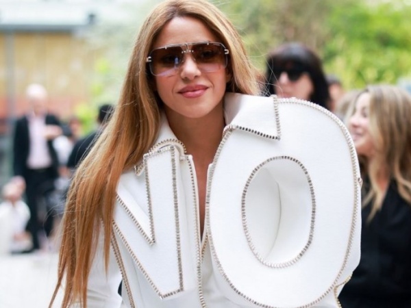 El controversial look con un “NO” gigante en el frente, que lució Shakira en la semana de la moda parisina