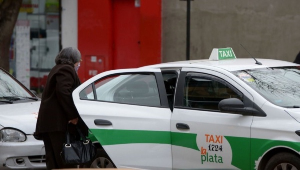 Taxistas platenses buscan cobrar más caro los días feriados