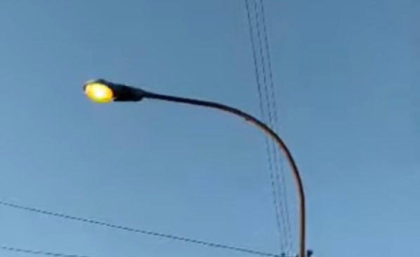 En Barrio Aeropuerto se quejan por una luminaria que “está todo el día prendida”