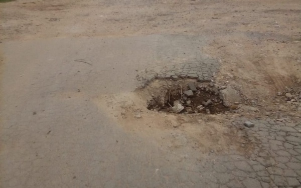 Denuncian un peligroso pozo en una calle de San Carlos