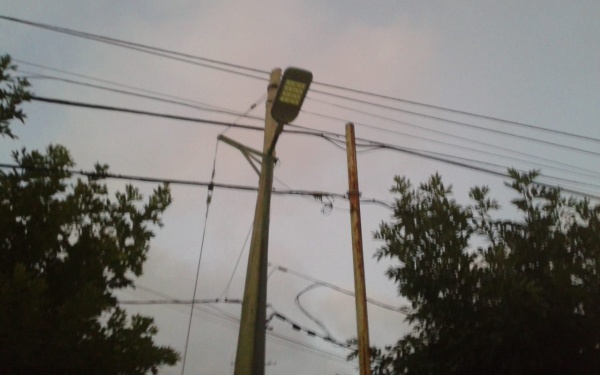 Vecinos de 30 y 60 reclaman que una luminaria no anda “hace mucho tiempo”