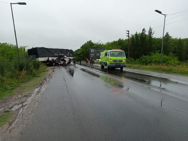 Se estrellaron un camión y una camioneta en Ruta 36 y 475: ambos conductores fueron hospitalizados