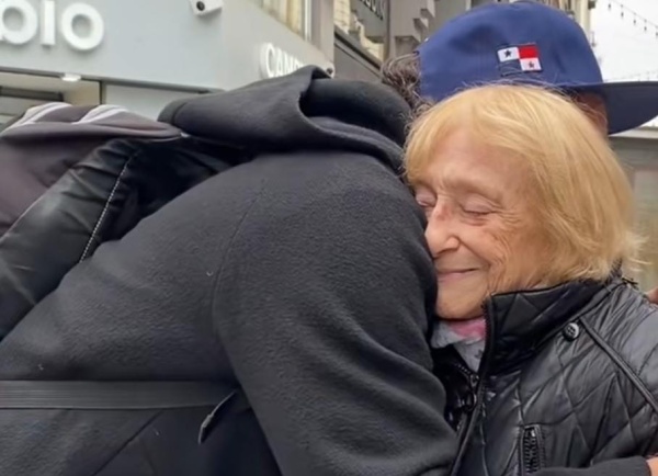 Sorprendió a una abuela en la calle y ella lo emocionó con sus palabras: "Nunca faltó comida pero no para repetir el plato"