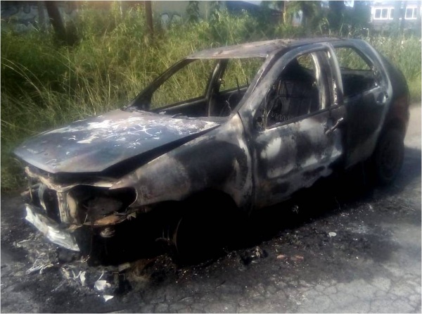 Iban hacia la escuela y se salvaron de milagro: una madre rescató a su hija antes del incendio total del auto en La Plata