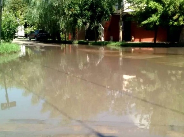 Vecinos de Altos de San Lorenzo reclaman por esquinas "que se llenan de agua cuando llueve"