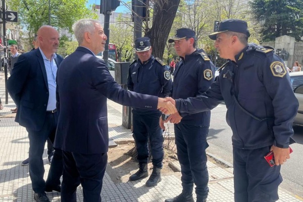 Alak supervisó el fuerte operativo para evitar la instalación de manteros en el centro de La Plata
