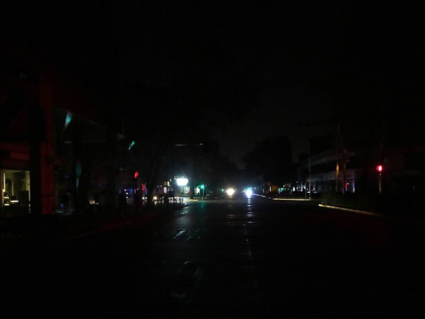 Frentistas reclaman iluminación en una calle de Los Hornos