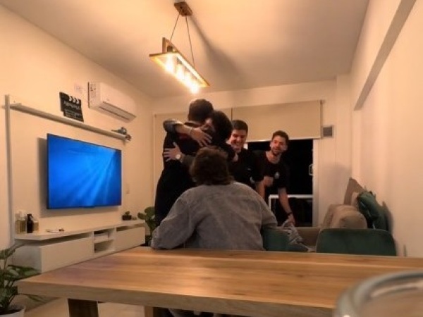 Planearon un viaje a Europa, sumaron a su amigo al grupo y lo sorprendieron con un pasaje: "Prepará la valija gordo"